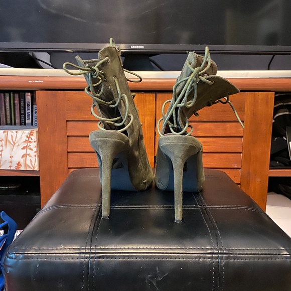 Heels - Picture 3 of 3